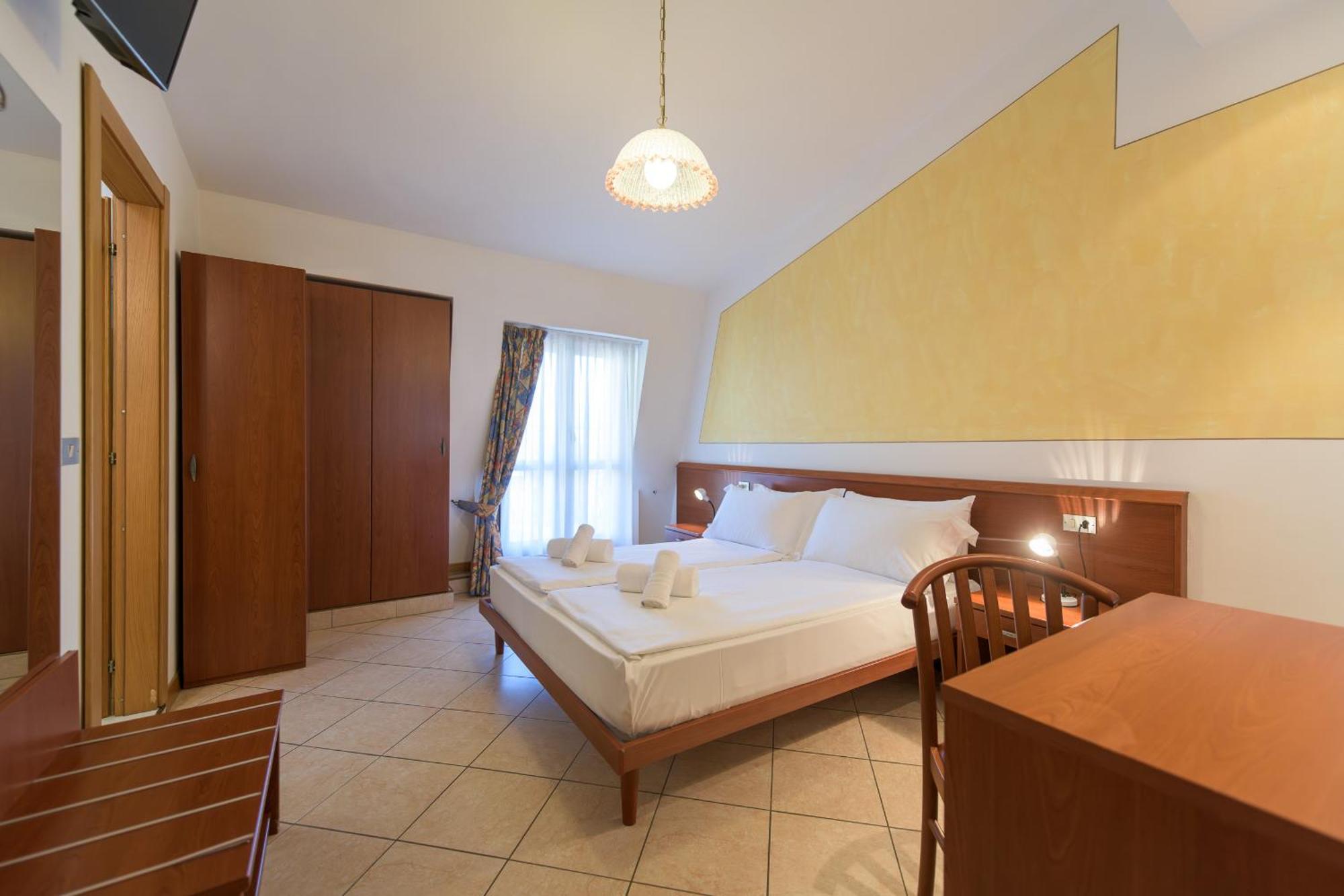 Hotel Garda Bellevue Limone sul Garda Rum bild